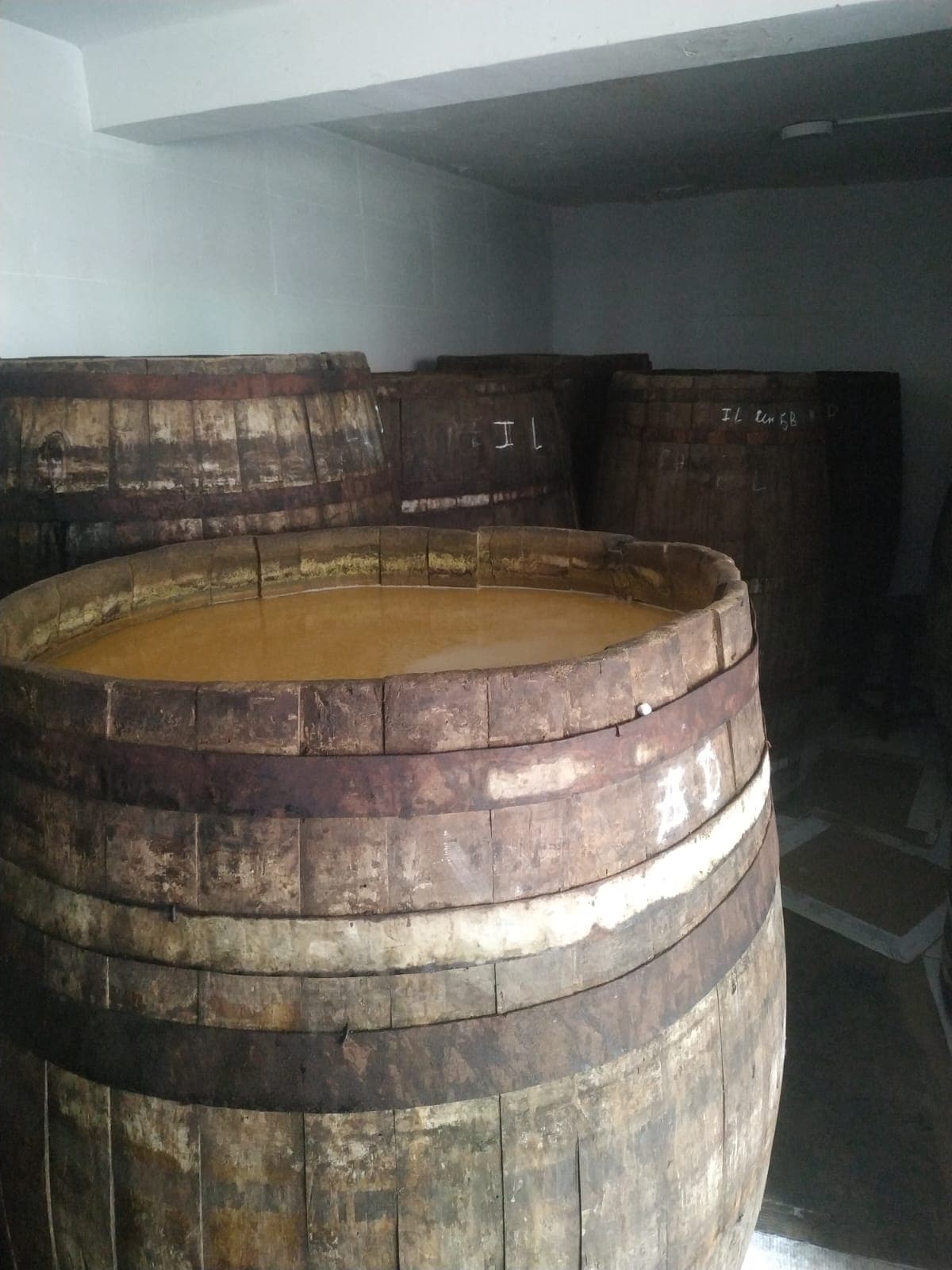 Calda de cana a fermentar num barril de madeira no Vale do Paul